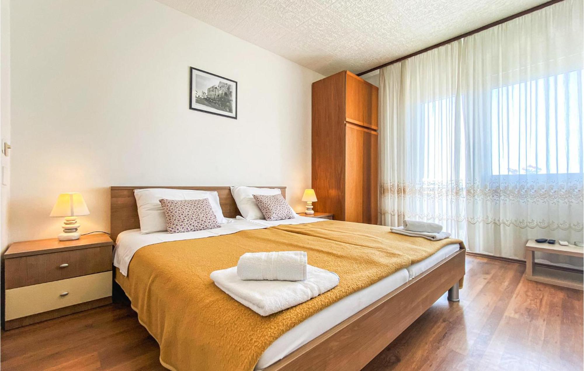 Amazing Apartment In Kastel Sucurac With Kitchen Kaštela Extérieur photo
