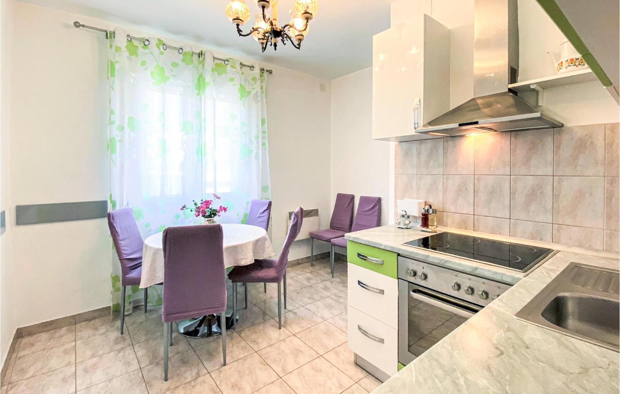 Amazing Apartment In Kastel Sucurac With Kitchen Kaštela Extérieur photo